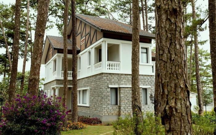 Vintage Villa (4br) surrounded by pine trees