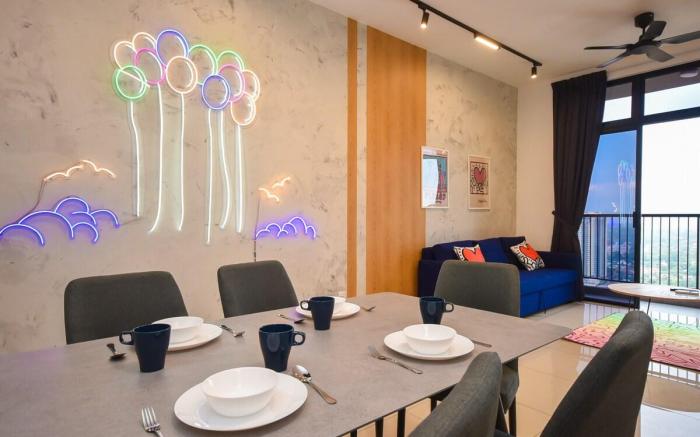 Neon-Funky Suite | 6 pax | 5 mins walk to CIQ