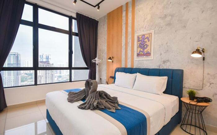 Neon-Funky Suite | 6 pax | 5 mins walk to CIQ