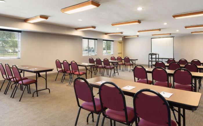 Country Inn & Suites by Radisson, Cedar Rapids Airport, IA