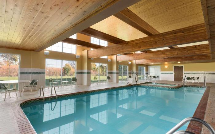 Country Inn & Suites by Radisson, Milwaukee Airport, WI