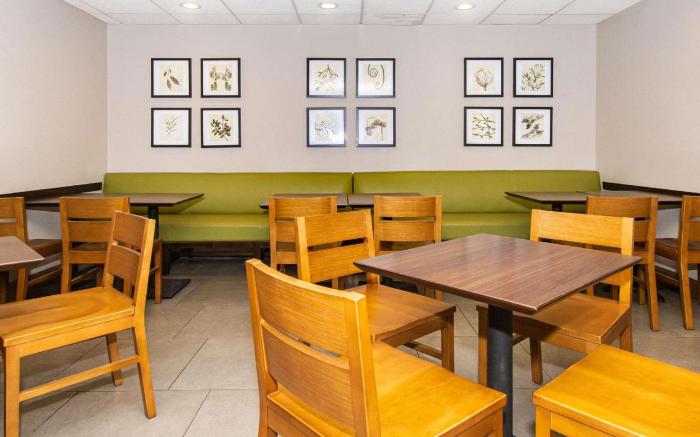 Country Inn & Suites by Radisson, Rapid City, SD