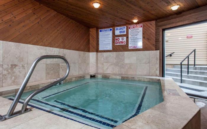 Carriage House Condominiums by All Seasons Resort Lodging 