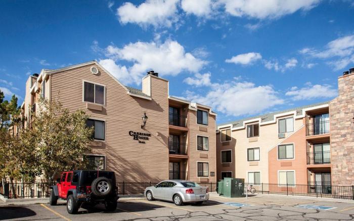 Carriage House Condominiums by All Seasons Resort Lodging 