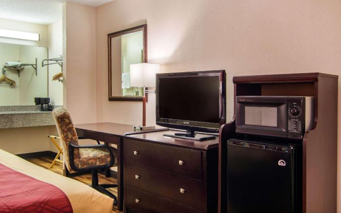 Econo Lodge Madison Airport