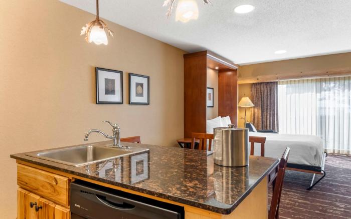 Best Western Premier The Lodge on Lake Detroit