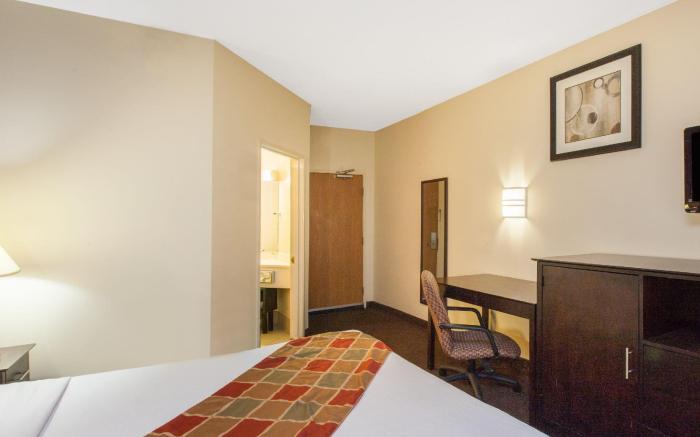 Travelodge by Wyndham Romulus Detroit Airport