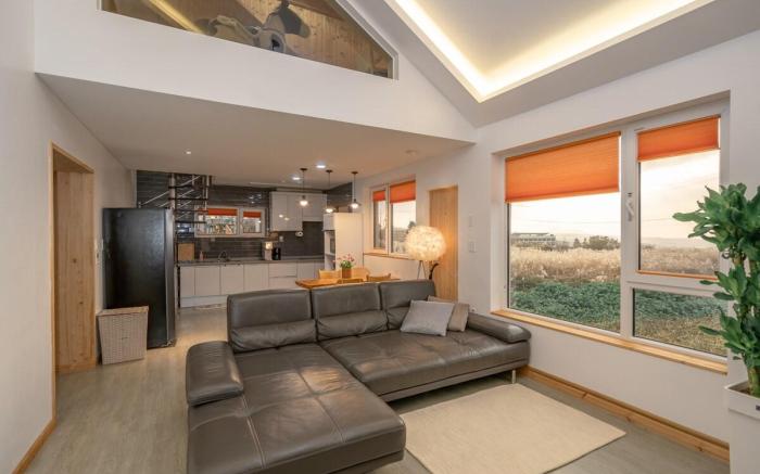 D-Tong Aewol Jungsan Valley Saebyeol Oreum Sea View, Duplex, Beautiful Private House with Garden