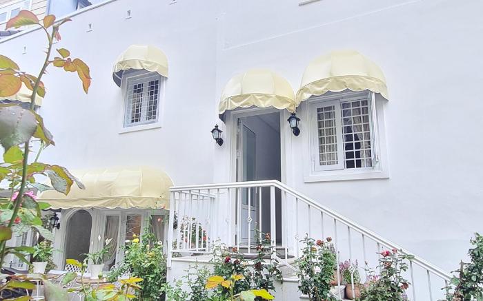 LA VIE EN ROSE HOTEL 2