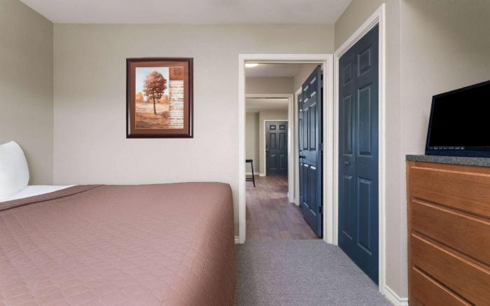 Eagle's Den Suites Kenedy a Travelodge by Wyndham