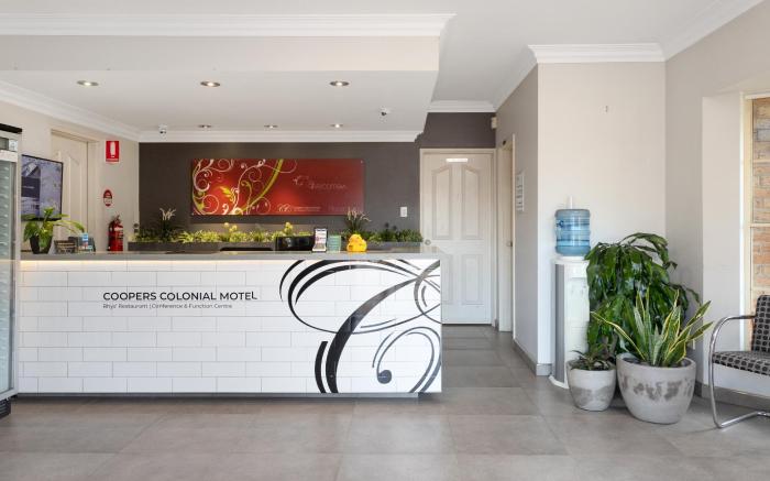 Coopers Colonial Motel