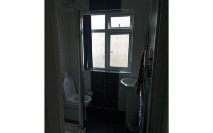 Apple House Wembley Twin Room shared bathroom