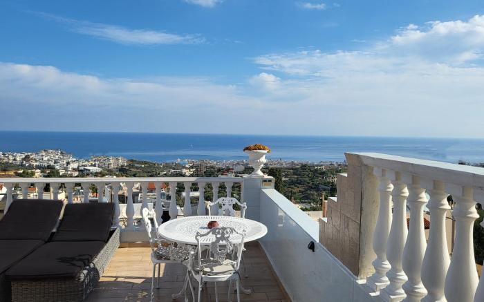 Beautiful and Spacious Room near Cretan Sea