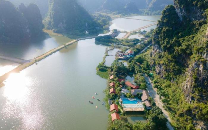 Xuan Son Lakeside Bungalow