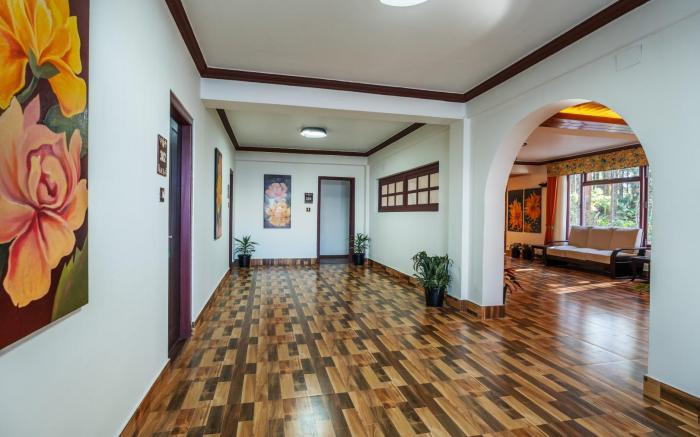 Summit Sherpa Mountain Hotel