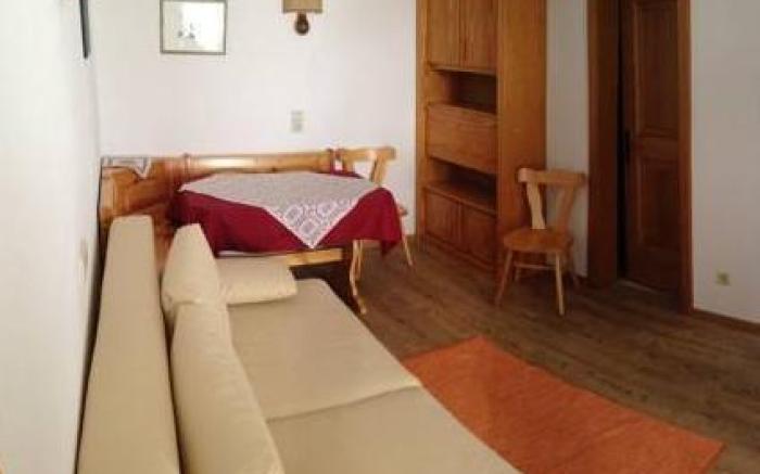 Presulis Hideaway Apartments & Restaurant
