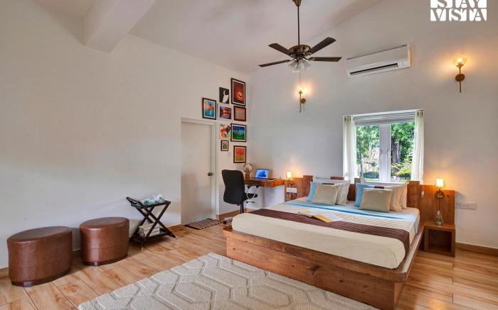 StayVista at Idyllic Farmhouse-A Glasshouse w/Pool