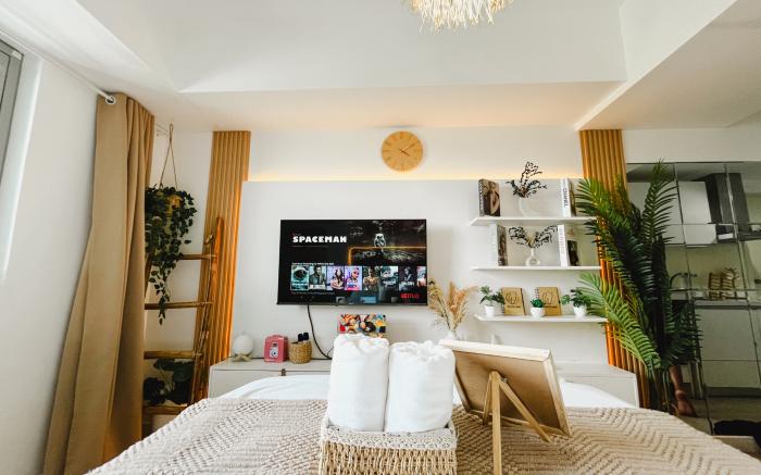 White Oak: Minimalist Studio for Couples with PS4