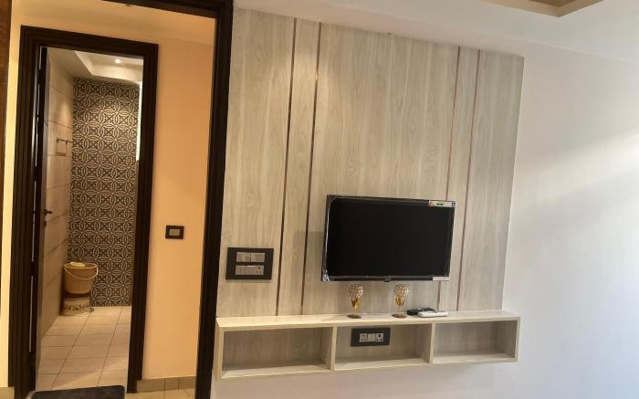 Luxury 2BHK Flat 2 Baths 3AC  Lift Parking Kitchen