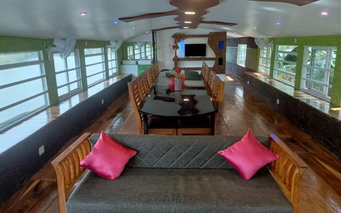 Beach Paradise Day Cruise Houseboat - VACCINATED STAFF