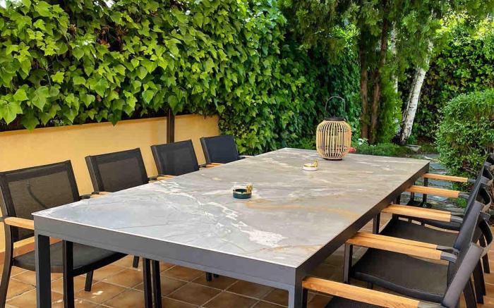 Modern Luxury House with Jacuzzi in the Garden