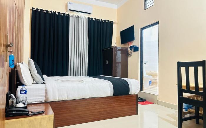 Hotel Black And White