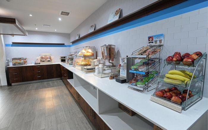 Holiday Inn Express & Suites Toronto Airport West By IHG