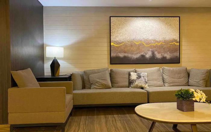 Modern 1br Condo w/ View near Airport & Sky Way 11