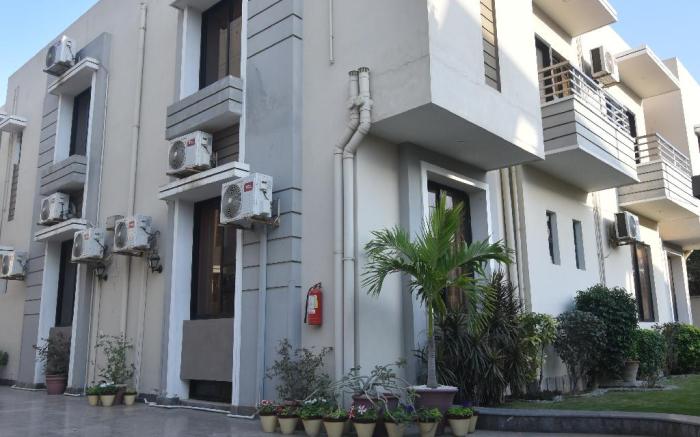 LOKAL Rooms x Shahrah-e-Faisal (PECHS)