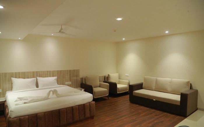 GRAND MANOR SUITES