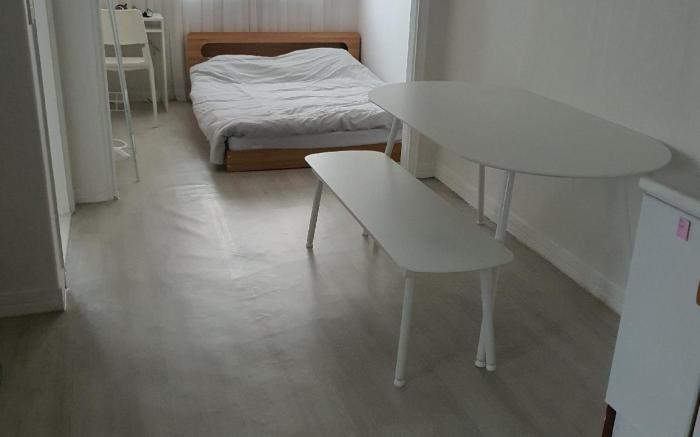 Near Hongik univ,3rooms,4beds, 2nd floor [3]-15