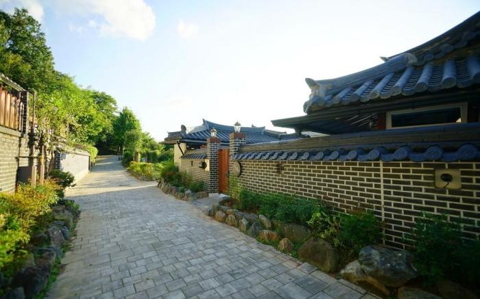 Geuligobom Dokchae Pension