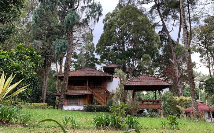 Villa Kayu Puncak by Henny Ariastoeti