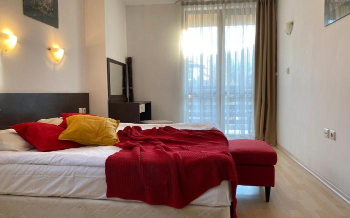 Banderitsa Apartment in Bansko with queen size bed and kitchen