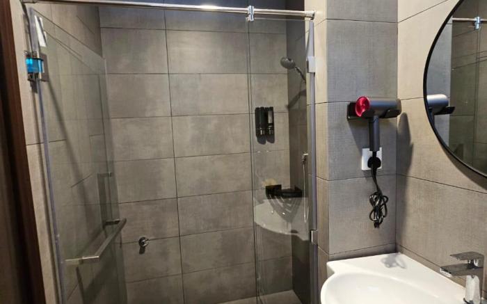 THE HIVE EXECUTIVE EXTRA LARGE STUDIO SUITE