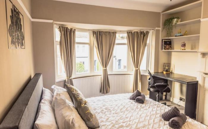 Prestigious 3Bed with Parking near Kingston Thames