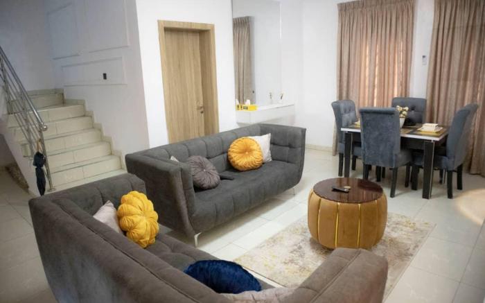 GOLDEN APARTMENT AJAH
