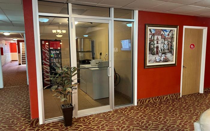 Econo Lodge Inn & Suites