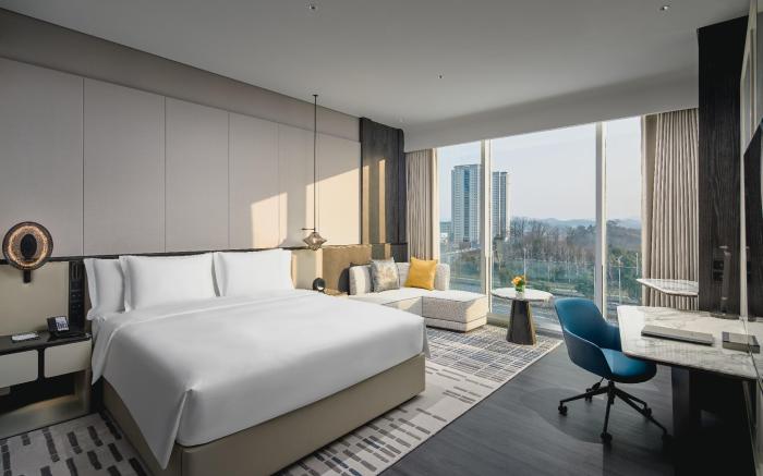 Crowne Plaza Ezhou 鄂州皇冠假日酒店 By IHG