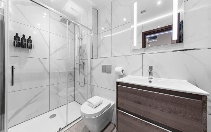 Modern Spacious Suite Sleeps 4 in Central London