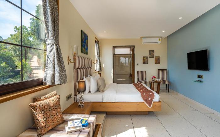 StayVista's Lawn House at Sula Wada - Vintage-Charm Cosy Home with Swimming Pool and Indoor Activiti