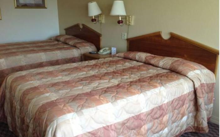 Holiday Lodge & Suites