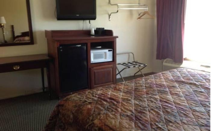 Holiday Lodge & Suites