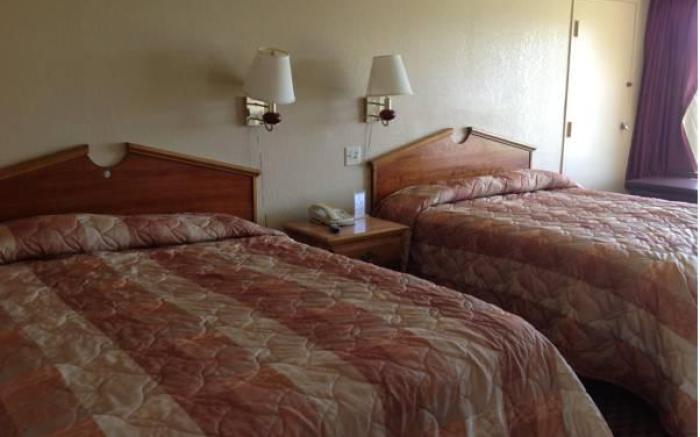 Holiday Lodge & Suites