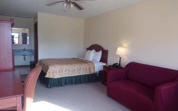 Huggy Bear Motel Warren