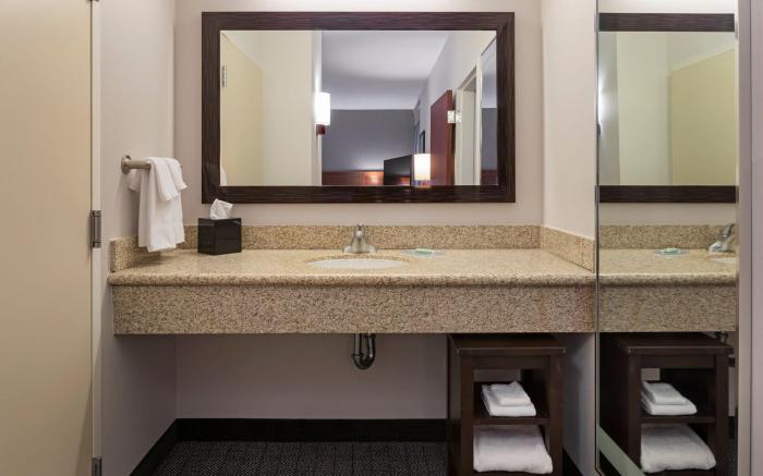 Courtyard by Marriott Long Beach Airport