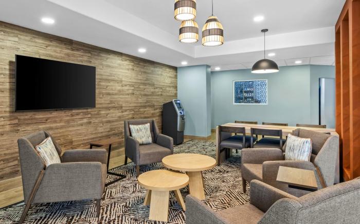 Candlewood Victoria By IHG