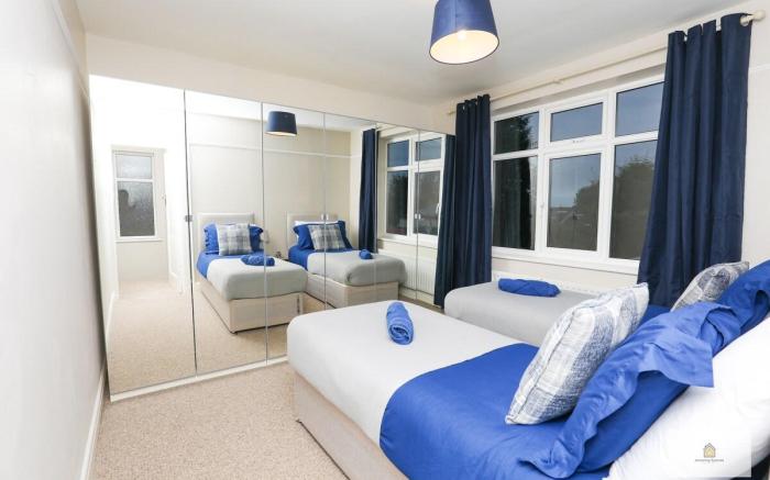 Modern 4-Bedroom 2-Bathroom with Off Road Parking