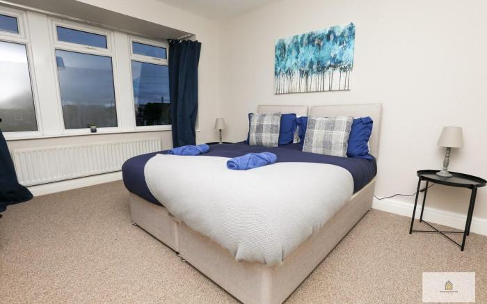 Modern 4-Bedroom 2-Bathroom with Off Road Parking