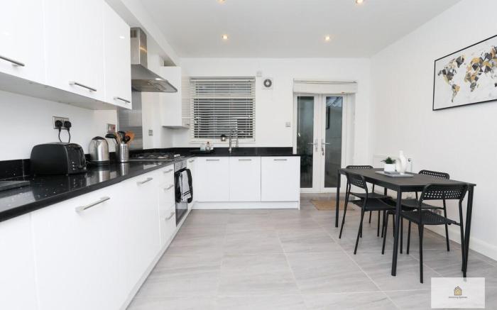 Modern 4-Bedroom 2-Bathroom with Off Road Parking